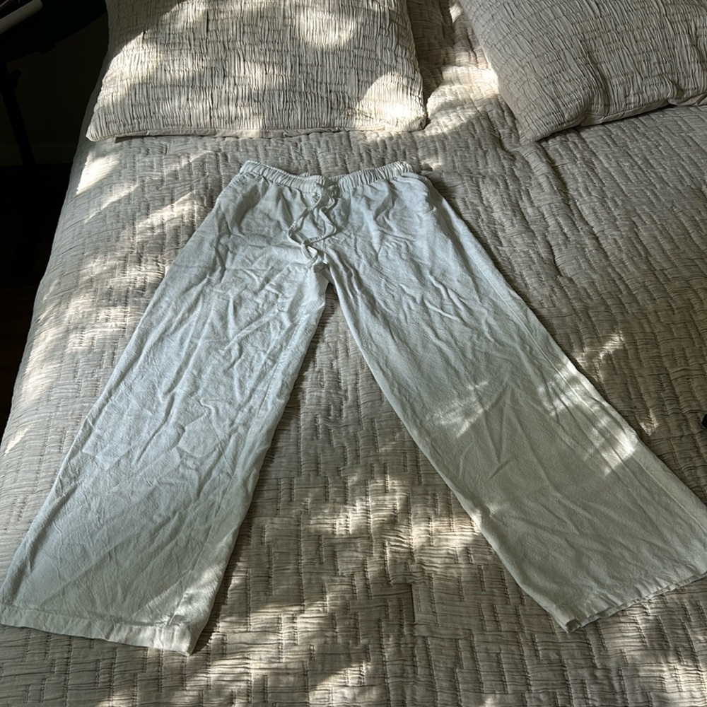 Loose fitting linen white pants for shorter people